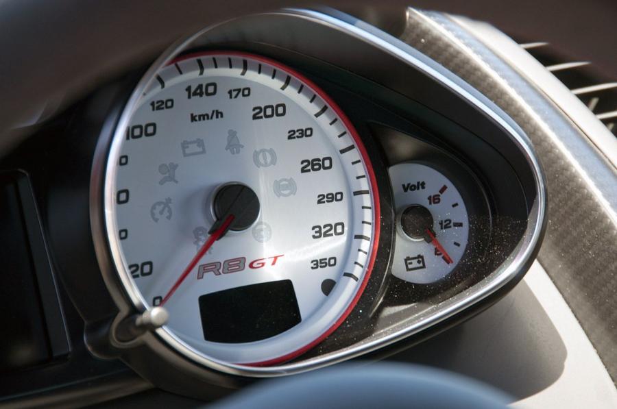 Панель приборов Audi R8 GT 2012 года  (фото 11 из 52)